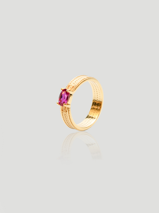 Elegant Pattern - Adorned Gold Ring with Vivid Gem