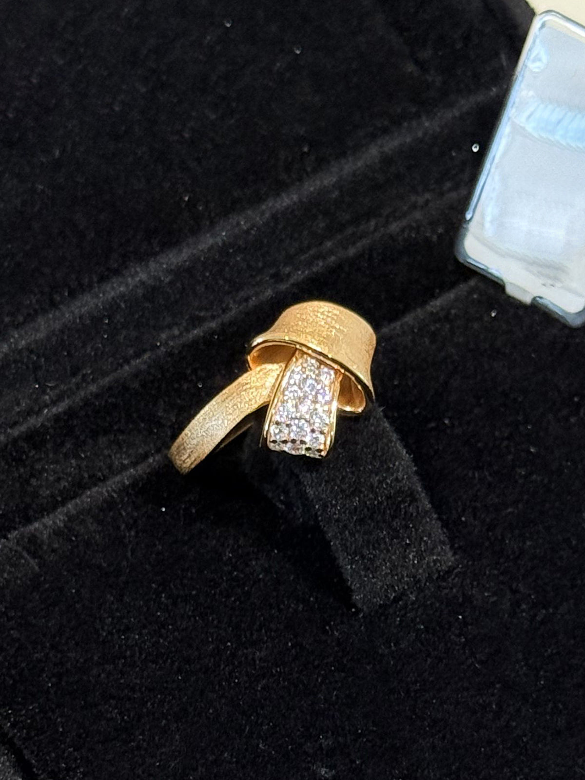 Elegant Ribbon Gold Ring with Diamond Accents