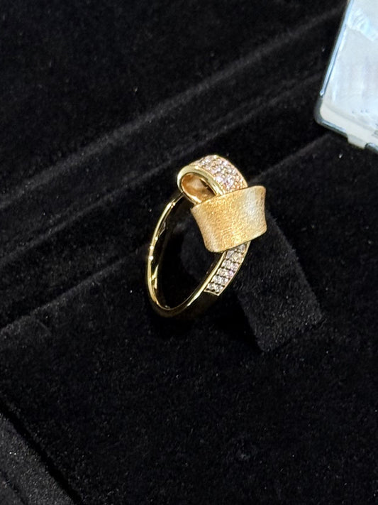 Elegant Ribbon Gold Ring with Diamond Accents