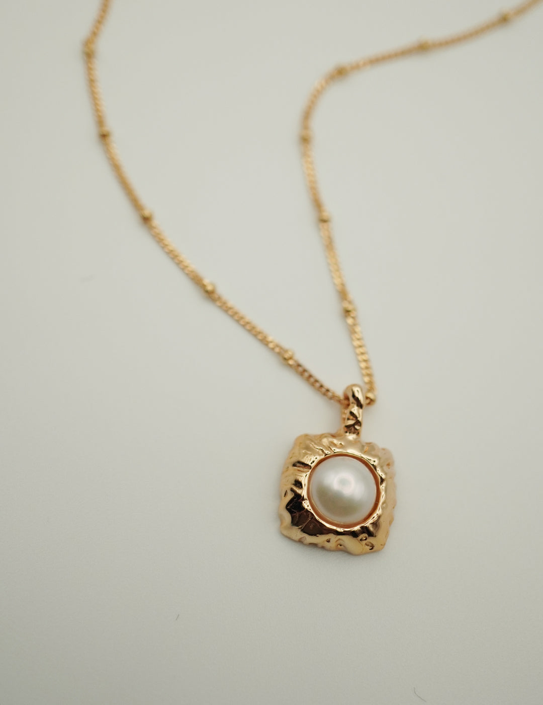 Glamorous Textured-gold Pearl Statement Necklace