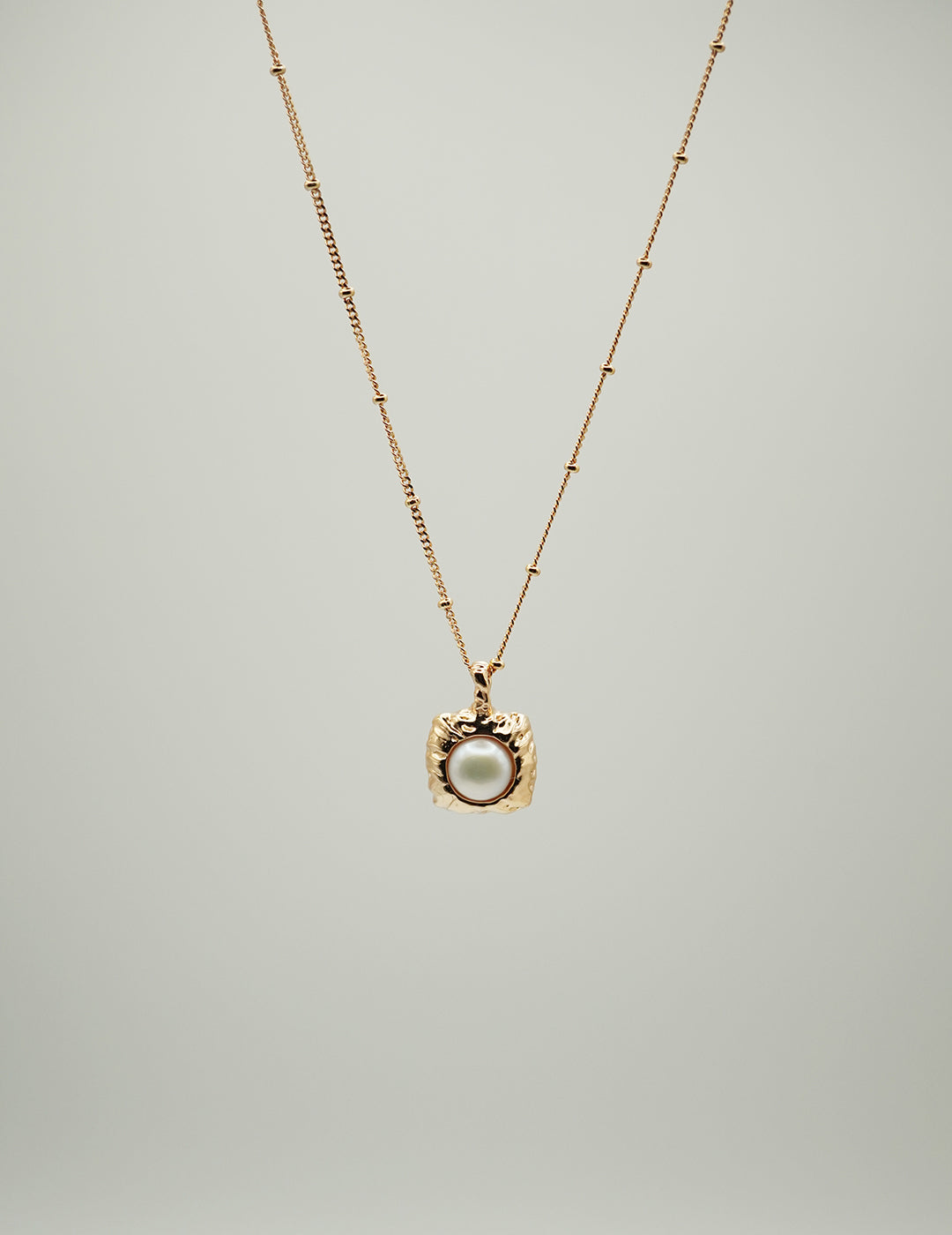Glamorous Textured-gold Pearl Statement Necklace