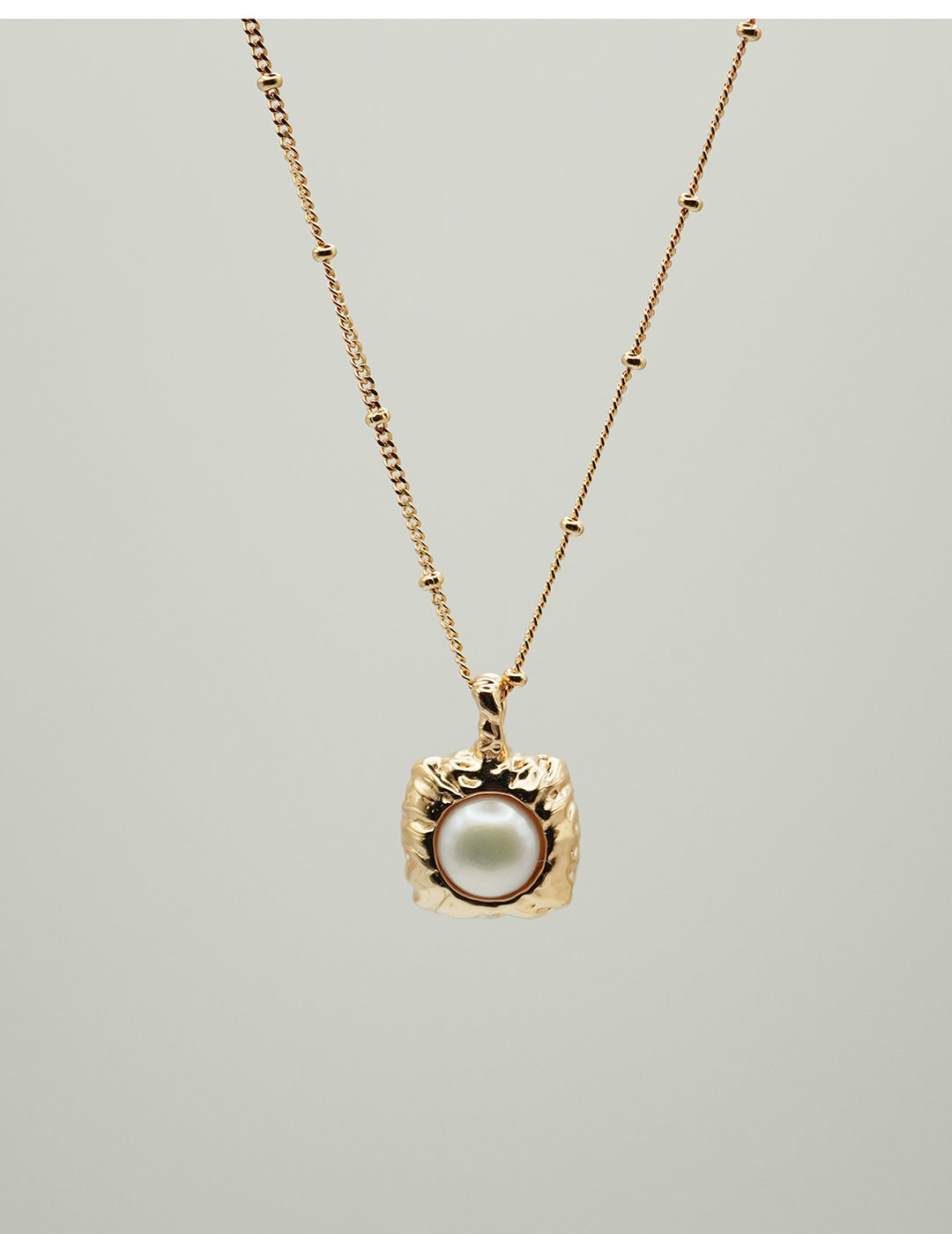 Glamorous Textured-gold Pearl Statement Necklace