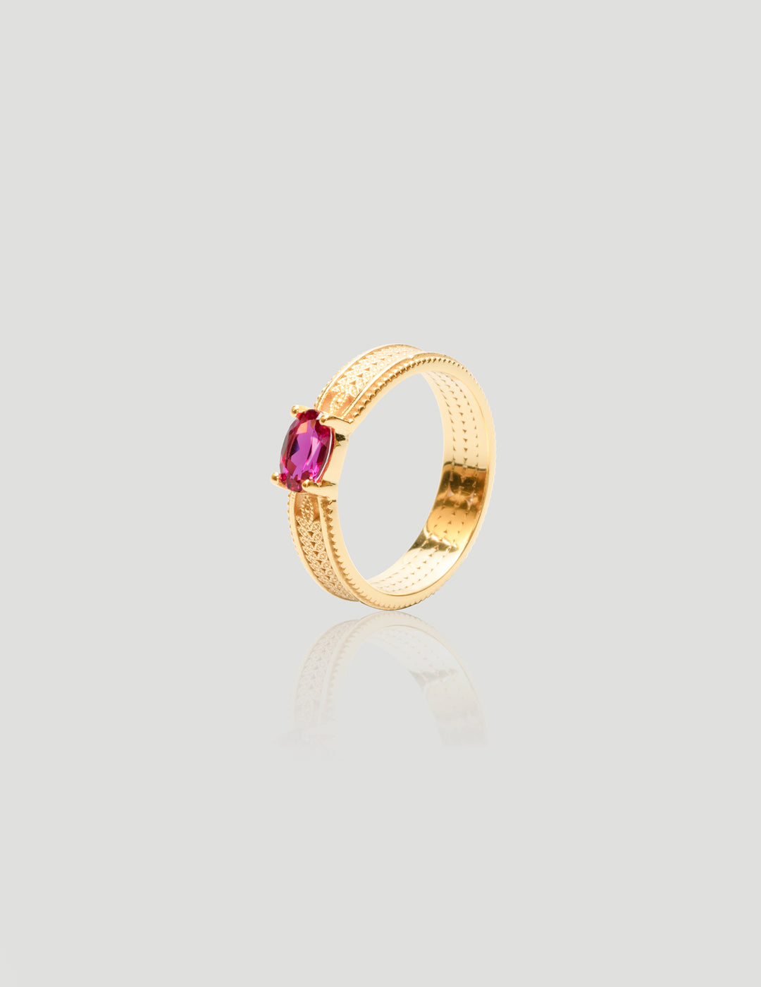 Elegant Pattern - Adorned Gold Ring with Vivid Gem