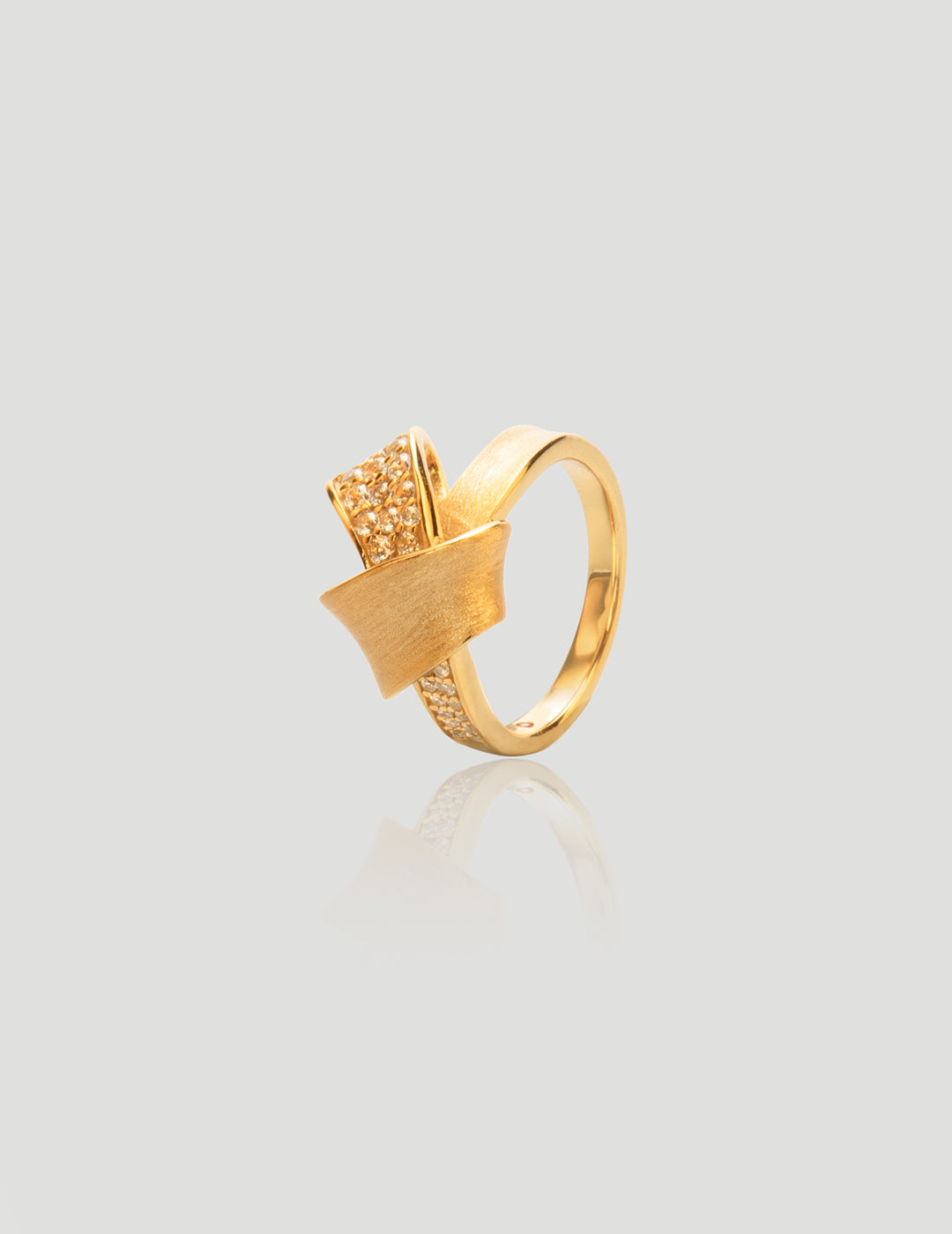 Elegant Ribbon Gold Ring with Diamond Accents