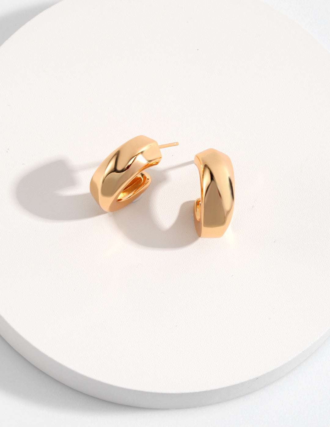 Chic 18K Gold- Plated Sterling Silver Hoop Earrings: Modern Minimalist Elegance