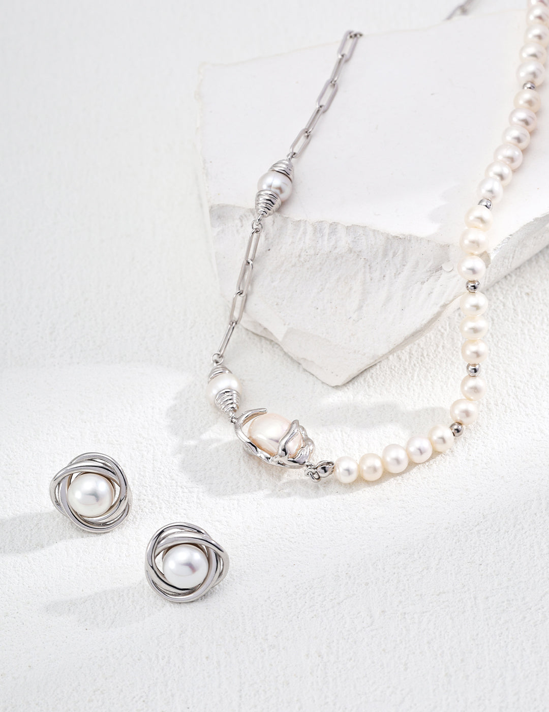 Timeless and Stylish Hybrid Pearl Choker