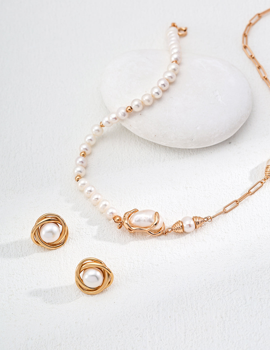 Timeless and Stylish Hybrid Pearl Choker