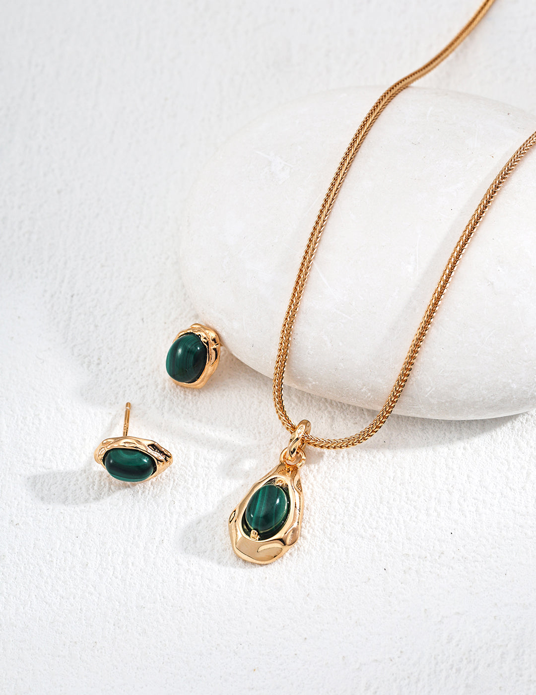 Stylish Minimalist Malachite Pendant Necklace with Gold Chain, set