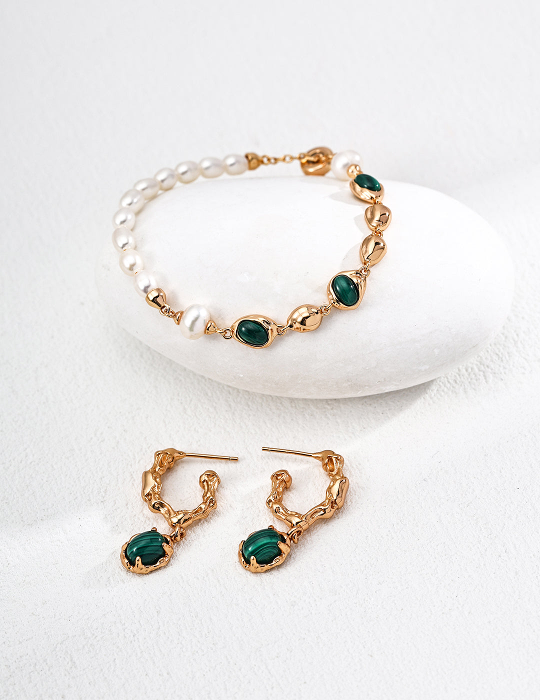 Malachite & Natural Pearl Bracelet: A Symphony of Green and White