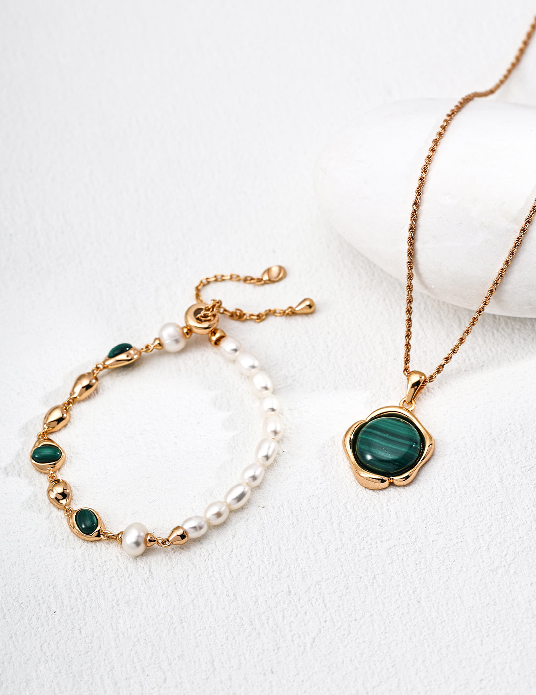 Enchanting Malachite & Natural Pearl Bracelet: A Symphony of Green and White