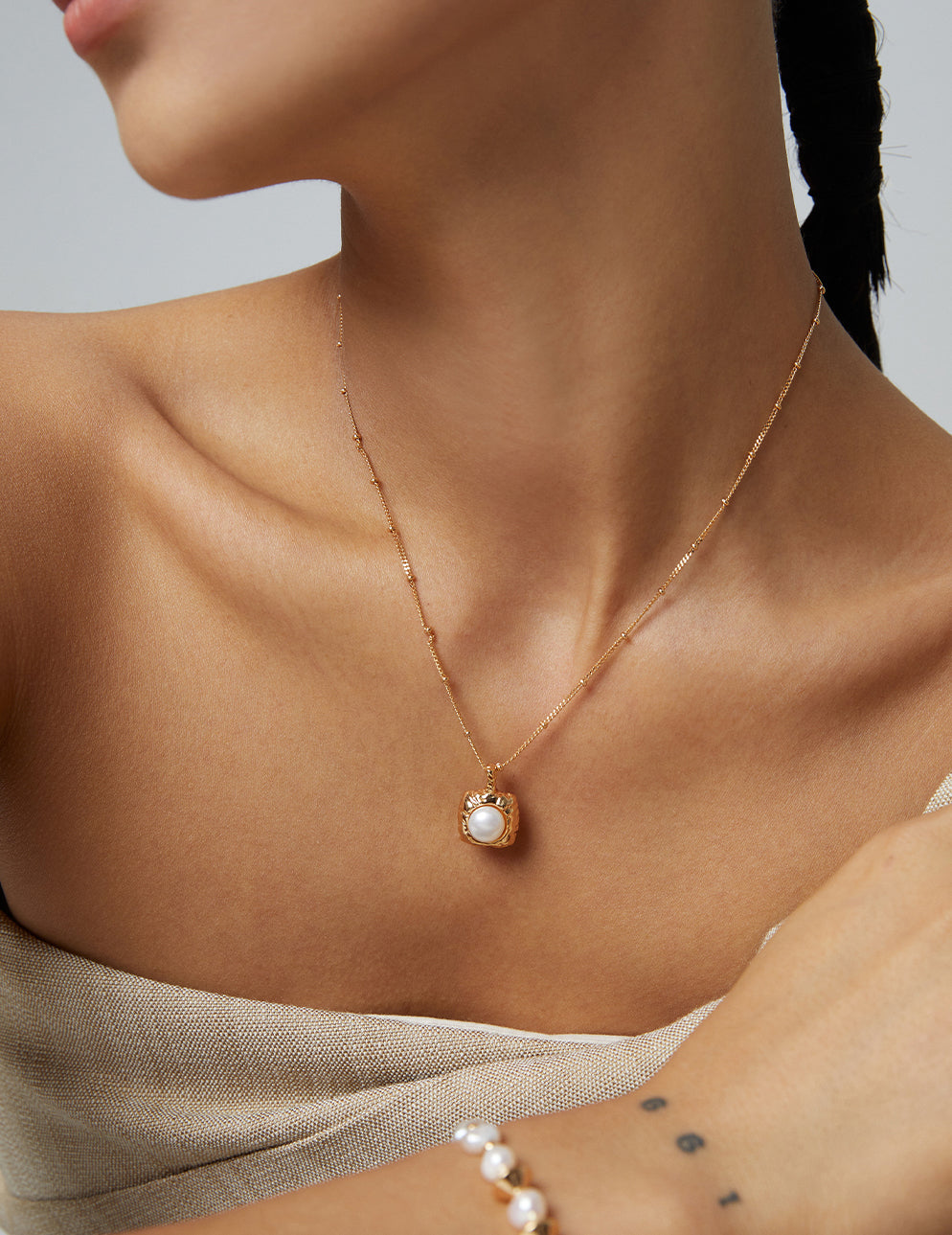Glamorous Textured-gold Pearl Statement Necklace