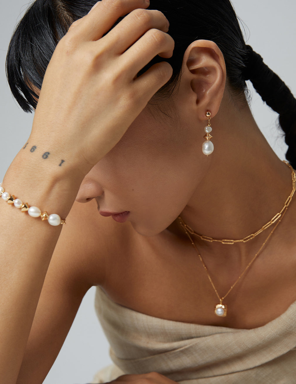 Glamorous Textured-gold Pearl Statement Necklace