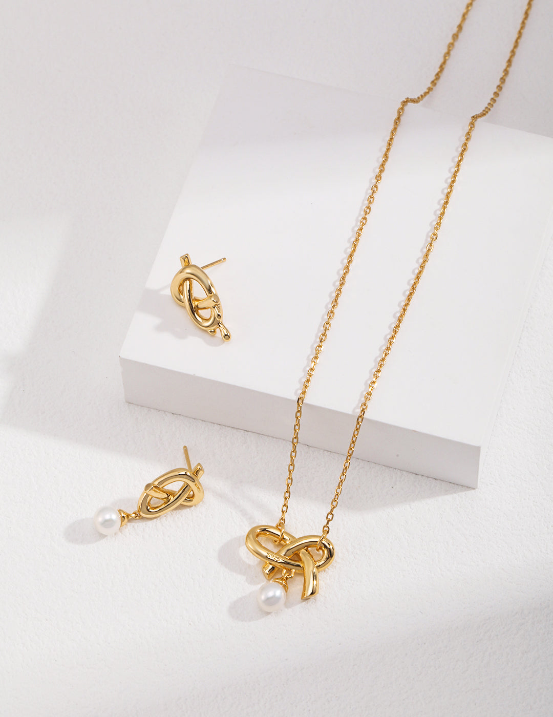 Chic Pearl Knot Gold Chain Necklace