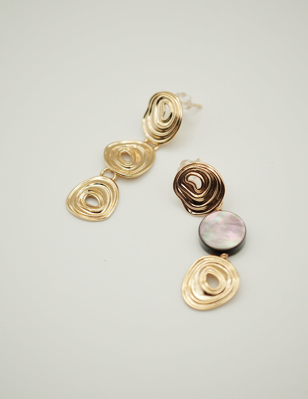Gold asymmetrical earrings with shell drop – modern sculptural design by Twiggy Jewelry.