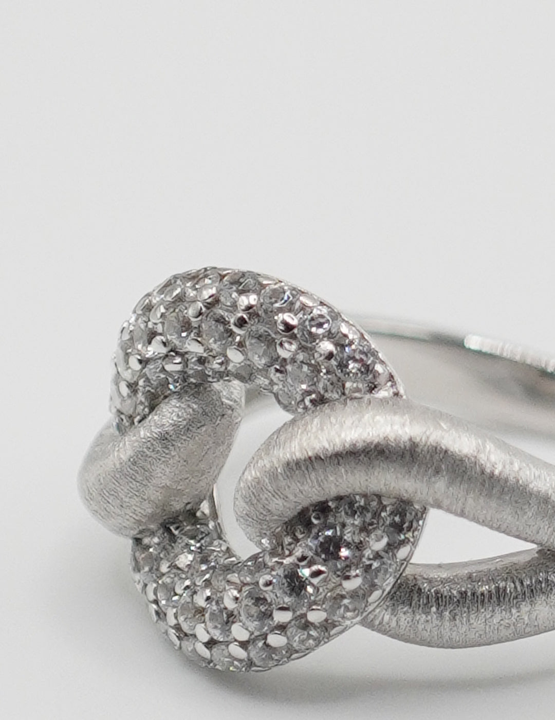Chic Interlocked - Knot Silver Band with Diamonds, detail
